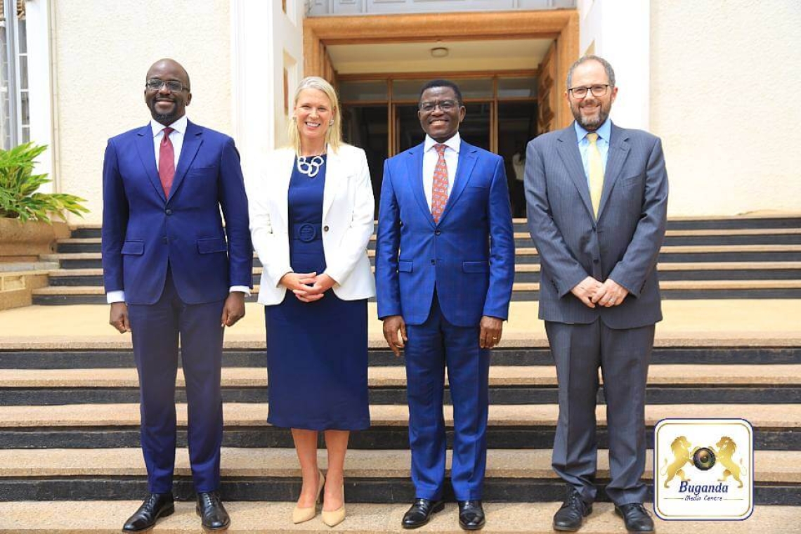 Okuva ku kkono: Owek. David Mpanga, Omubaka wa Bungereza H.E. Lisa Chesney, Katikkiro Charles Peter Mayiga, n’Omukungu okuva mu Bungereza e Bulange, Mmengo